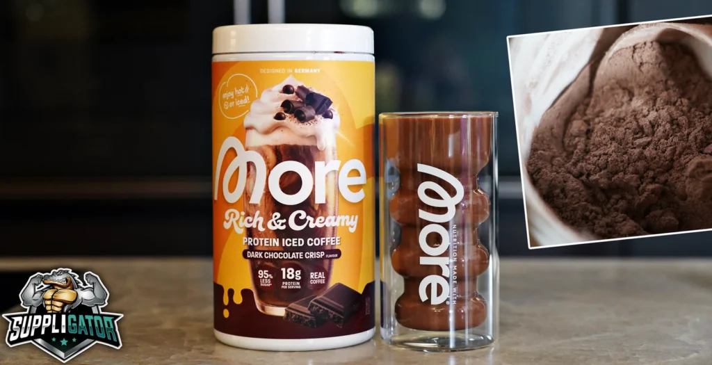 More Rich & Creamy Dark Chocolate Crisp: Dose, angerührter Drink im Glas und Pulver